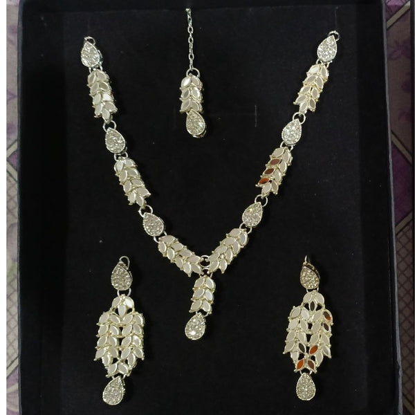 Lovely Kundan Necklace Set